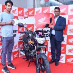 Honda Motorcycle and Scooter India honours Manesar Half Marathon champion with ‘Shine 100’